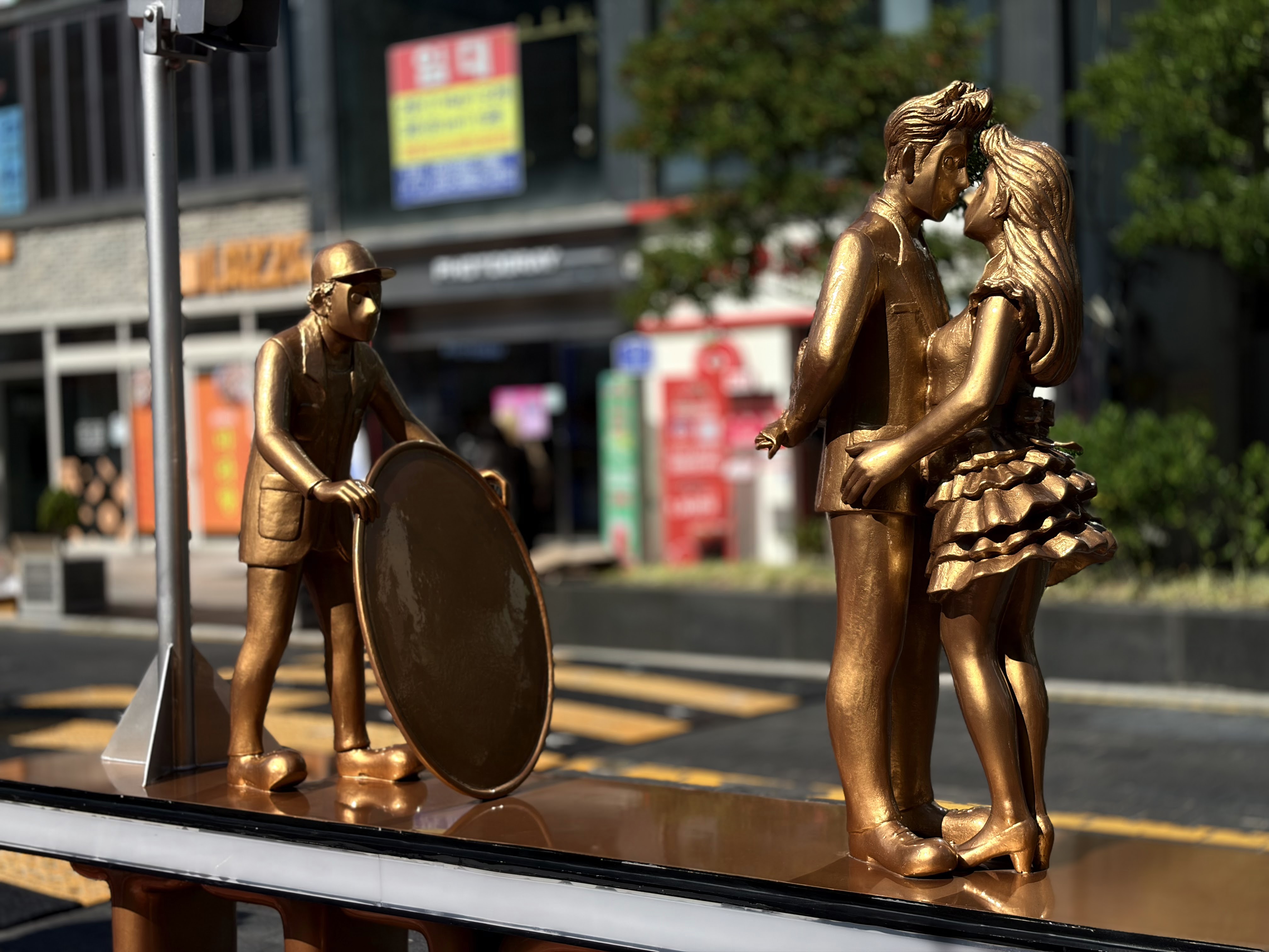 以手印为引导线、将街角与天际线收入同框的经典构图。